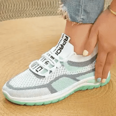 Zapatos correctores casuales en colores combinados — con soporte para el arco que permite caminar con comodidad.
