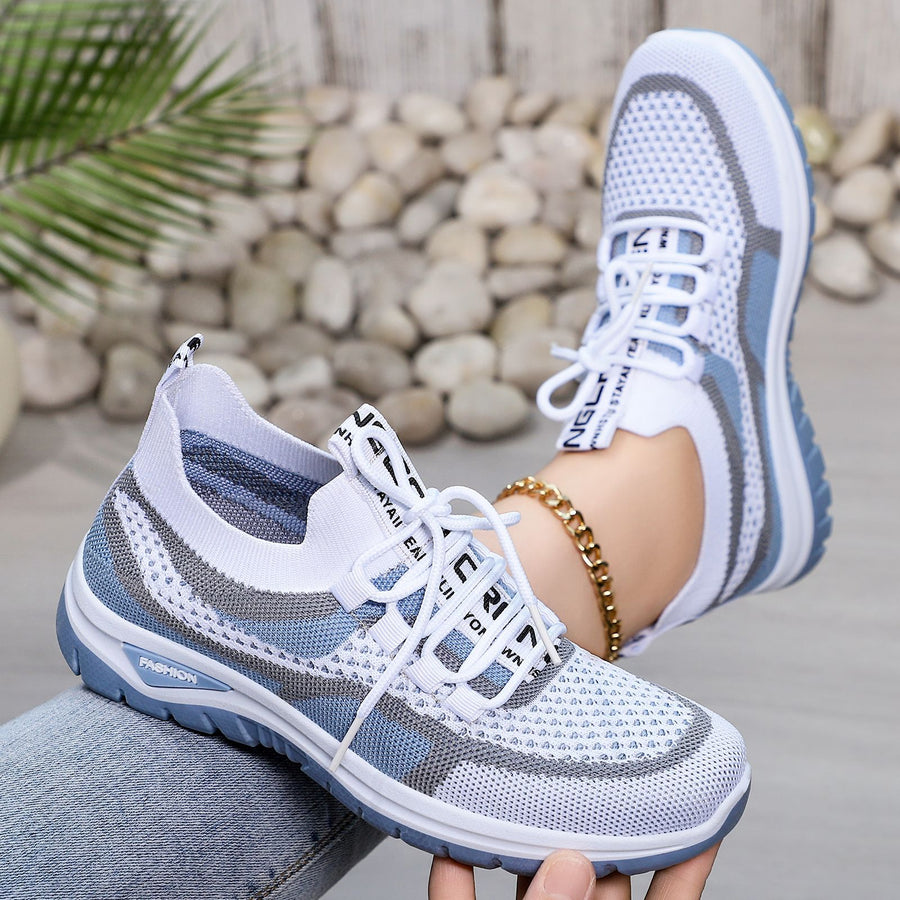 Zapatos correctores casuales en colores combinados — con soporte para el arco que permite caminar con comodidad.