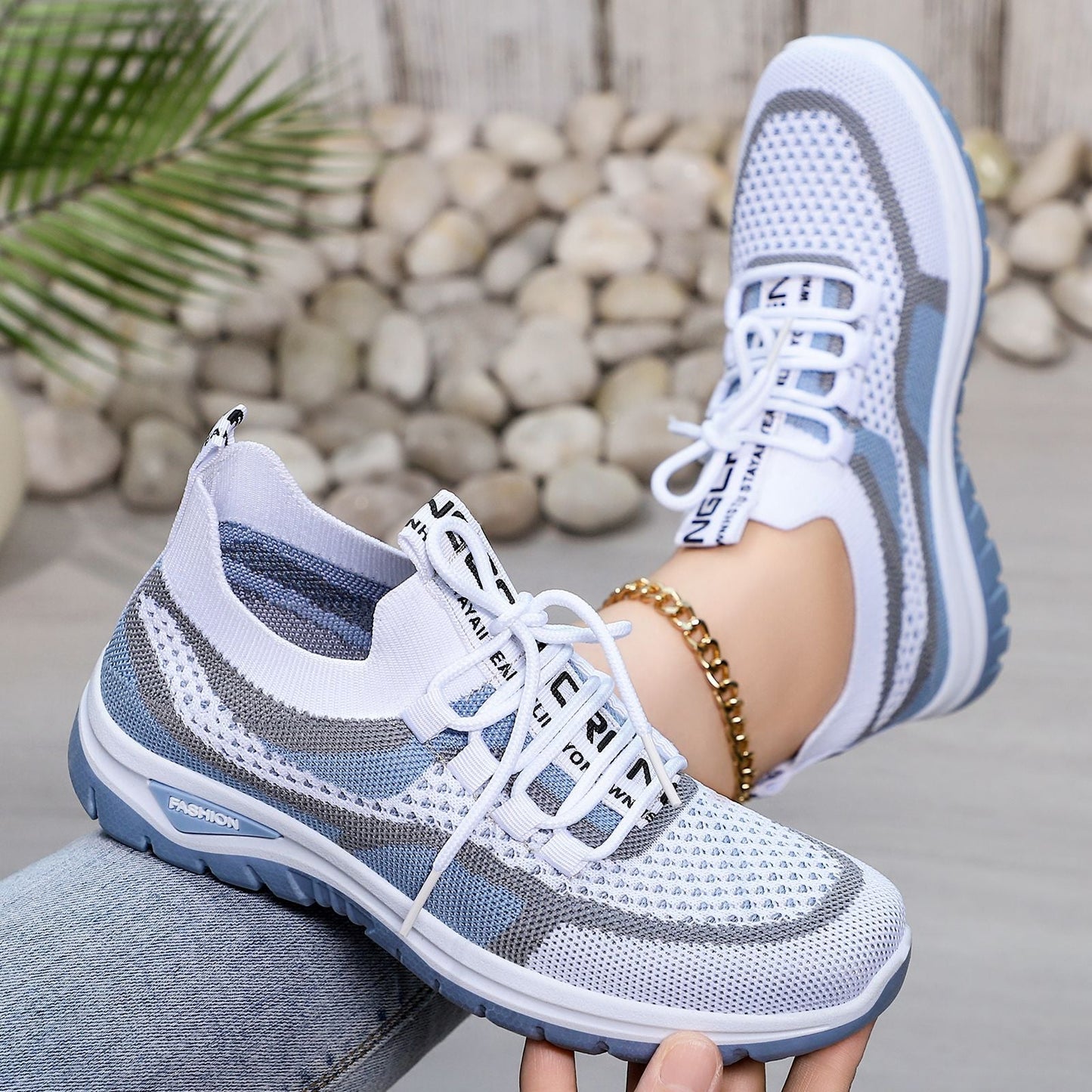 Zapatos correctores casuales en colores combinados — con soporte para el arco que permite caminar con comodidad.