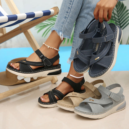 Sandalias ortopédicas cómodas: soporte ergonómico para el arco del pie, ancho ajustable y diseño que estiliza la pierna.