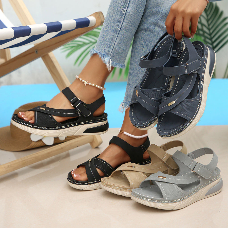 Sandalias ortopédicas cómodas: soporte ergonómico para el arco del pie, ancho ajustable y diseño que estiliza la pierna.