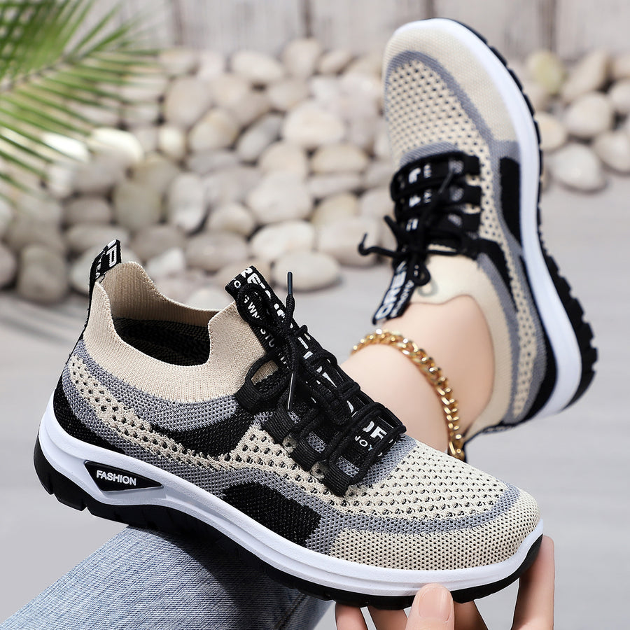 Zapatos correctores casuales en colores combinados — con soporte para el arco que permite caminar con comodidad.