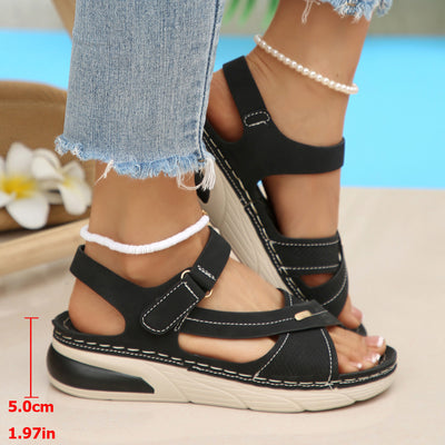 Sandalias ortopédicas cómodas: soporte ergonómico para el arco del pie, ancho ajustable y diseño que estiliza la pierna.