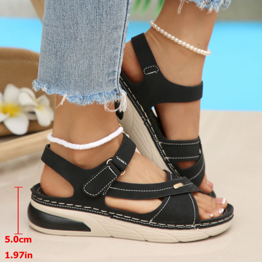 Sandalias ortopédicas cómodas: soporte ergonómico para el arco del pie, ancho ajustable y diseño que estiliza la pierna.