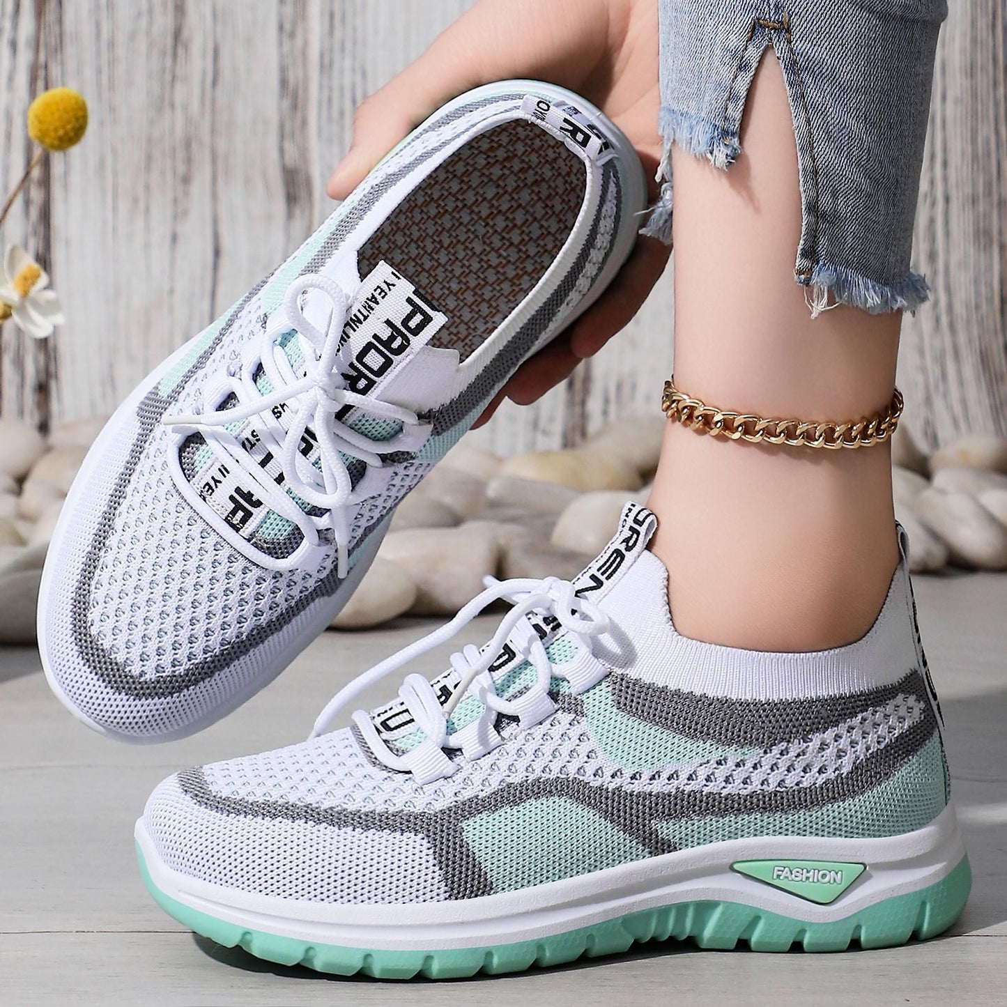 Zapatos correctores casuales en colores combinados — con soporte para el arco que permite caminar con comodidad.