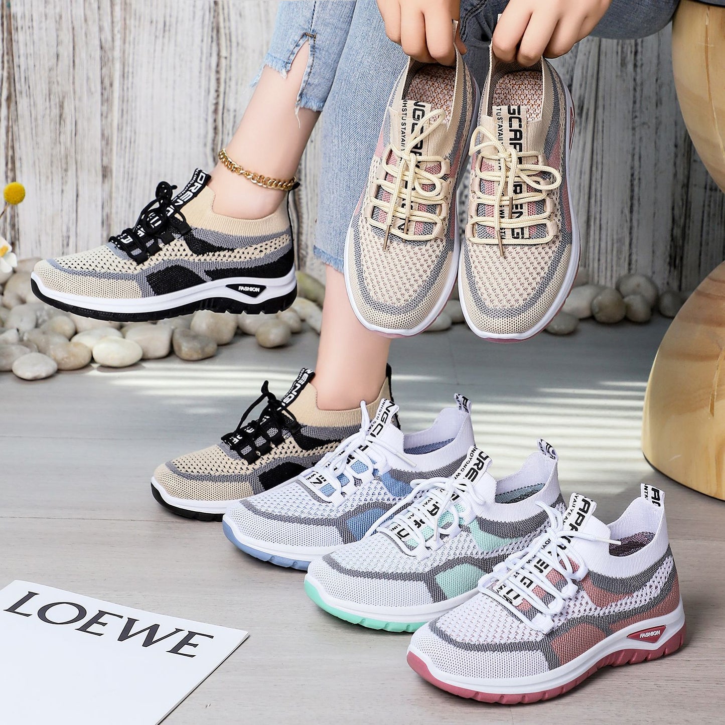 Zapatos correctores casuales en colores combinados — con soporte para el arco que permite caminar con comodidad.