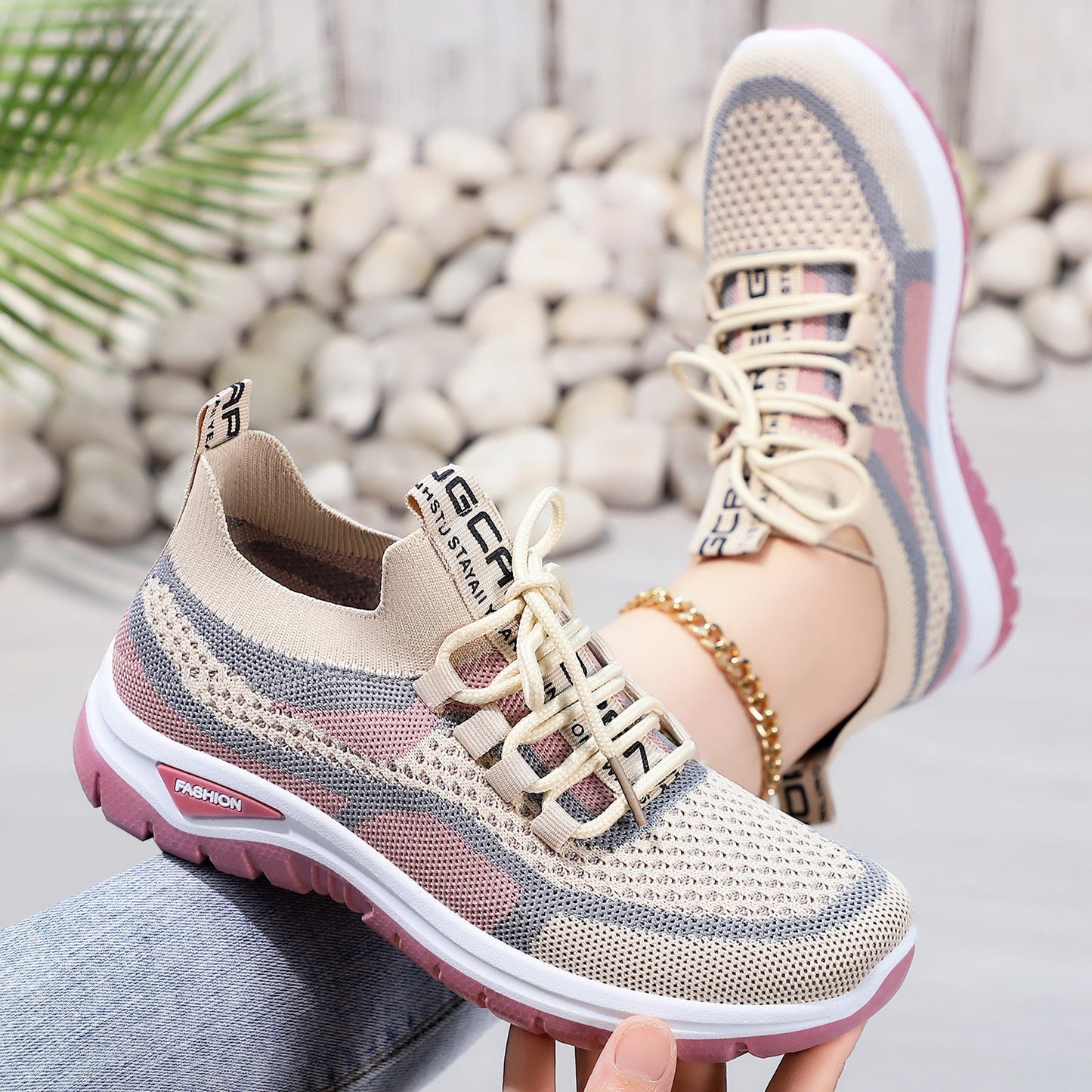 Zapatos correctores casuales en colores combinados — con soporte para el arco que permite caminar con comodidad.