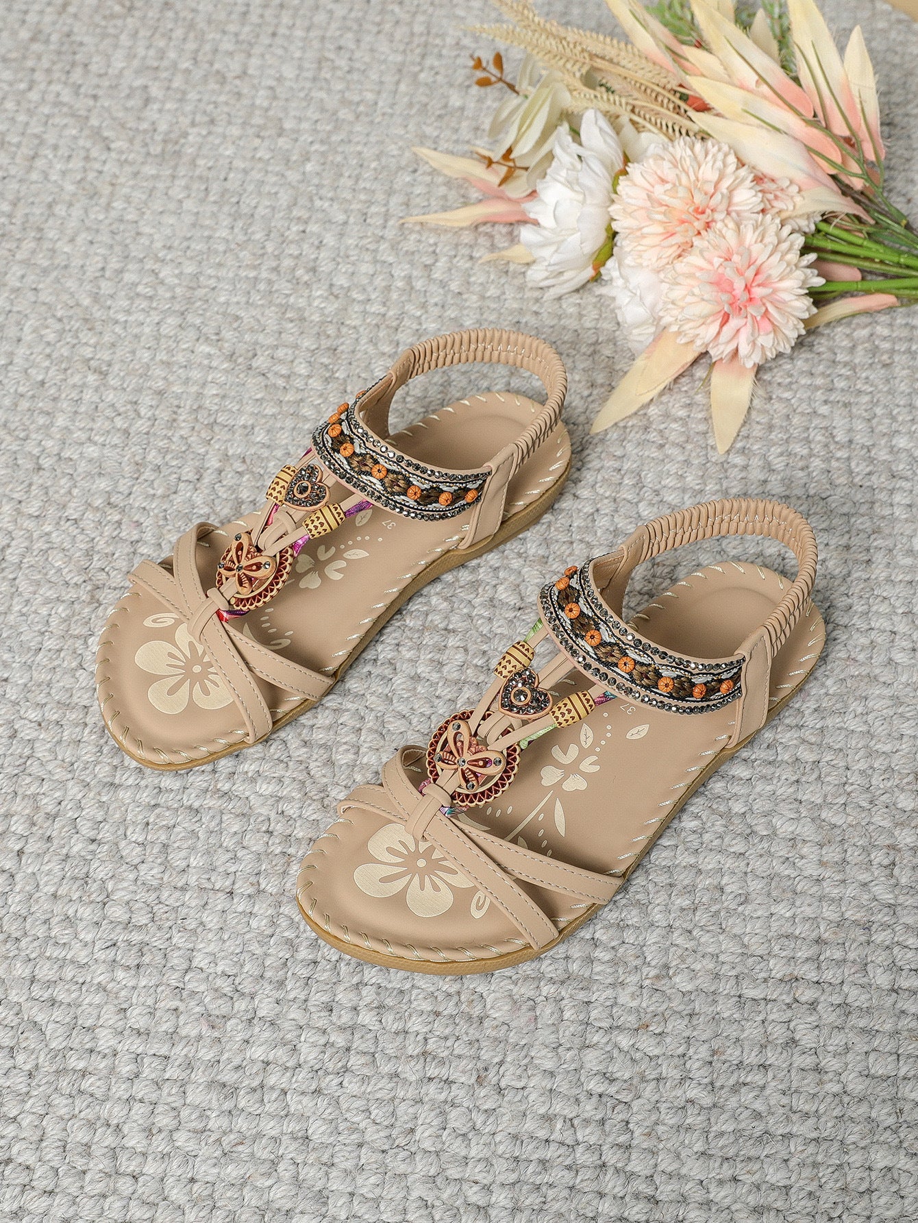 Sandalias planas: con soporte para el arco, para aliviar el dolor; ligeras y con amortiguación.