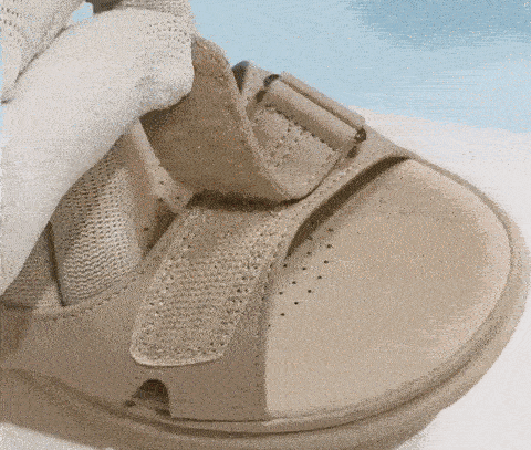 Sandalias ortopédicas cómodas: soporte ergonómico para el arco del pie, ancho ajustable y diseño que estiliza la pierna.